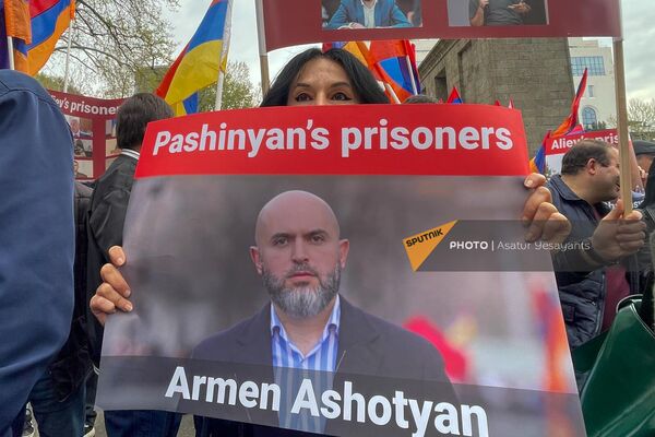 Наира Зограбян на акции протеста возле здания МИД с плакатом Свободу политзаключенному Армену Ашотяну (8 апреля 2024). Еревaн - Sputnik Армения