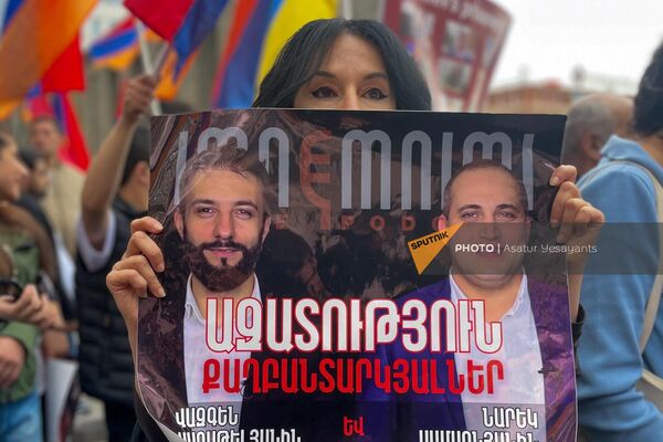 Наира Зограбян на акции протеста возле здания МИД с плакатом Свободу политзаключенным (8 апреля 2024). Еревaн - Sputnik Армения