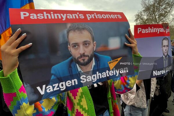 Участники акции протеста возле здания МИД с плакатами Свободу политзаключенным (8 апреля 2024). Еревaн - Sputnik Армения