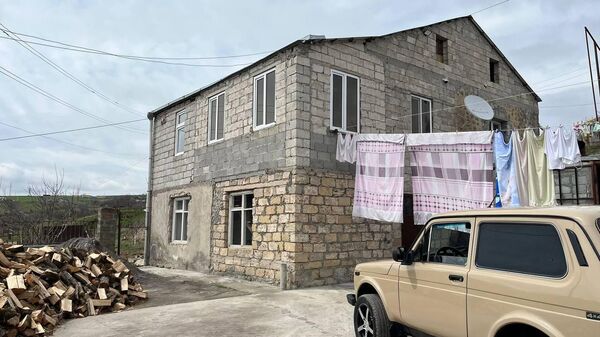 В результате нерегулярного огня с азербайджанской стороны повреждены крыша и окно одного из домов в селе Тех (9 апреля 2024). Сюник - Sputnik Армения