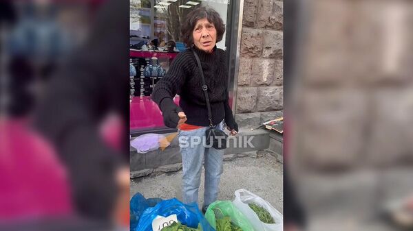 Сотрудники мэрии Еревана конфисковали товары у уличных торговцев - Sputnik Армения