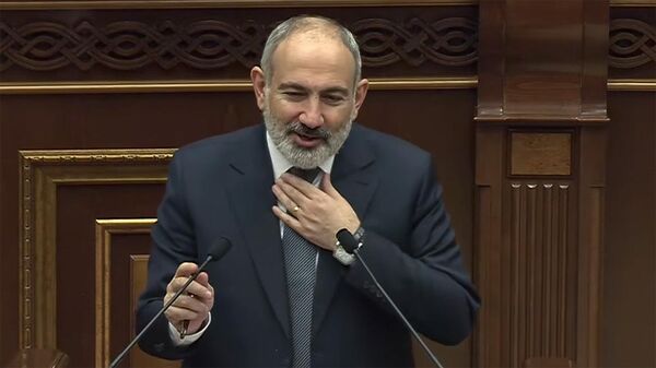 Премьер-министр Никол Пашинян во время очередного заседания Национального собрания Армении (10 апреля 2024). Еревaн - Sputnik Армения
