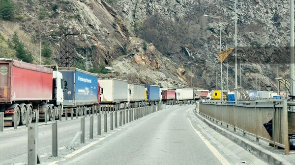 Очередь грузовых автомобилей на Российско-грузинской границе - Sputnik Армения
