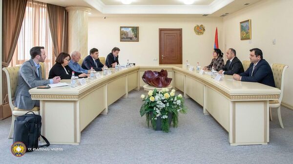 Зампредседателя Следственного комитета Арсен Айвазян принял делегацию американской консалтинговой компании GTH Consulting (10 апреля 2024). Еревaн - Sputnik Армения