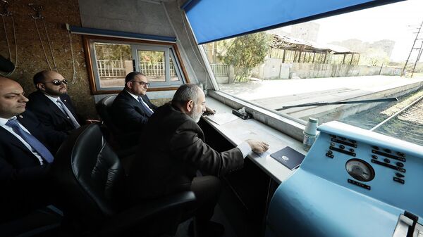 Премьер-министр Никол Пашинян совершил железнодорожную поездку со станции Еревана Сасунци Давид, чтобы осмотреть железнодорожную инфраструктуру, ведущую к участку Академгородка (12 апреля 2024). Еревaн - Sputnik Армения