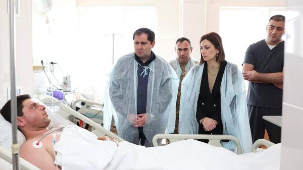 Министр обороны Сурен Папикян и министр здравоохранения Анаит Аванесян посетили военнослужащих, пострадавших в результате происшествия 12 апреля (13 апреля 2024). Еревaн - Sputnik Армения