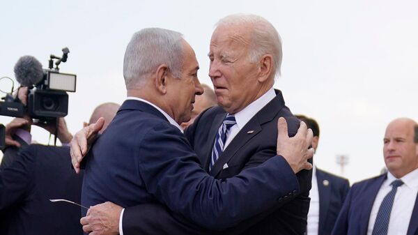 Премьер-министр Израиля Биньямин Нетаньяху приветствует президента США Джо Байдена в Международном аэропорту Бен-Гурион (18 октября 2023). Тель-Авив - Sputnik Армения