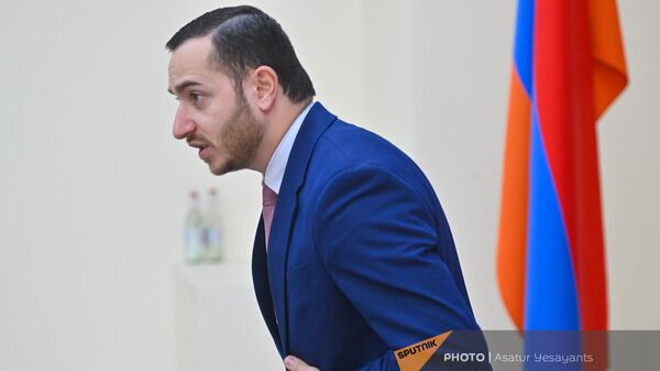 Министр высокотехнологической промышленности Мхитар Айрапетян на пресс-конференции, посвященной 100 дням полномочий (15 апреля 2024). Еревaн - Sputnik Армения