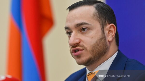 Министр высокотехнологической промышленности Мхитар Айрапетян на пресс-конференции, посвященной 100 дням полномочий (15 апреля 2024). Еревaн - Sputnik Армения