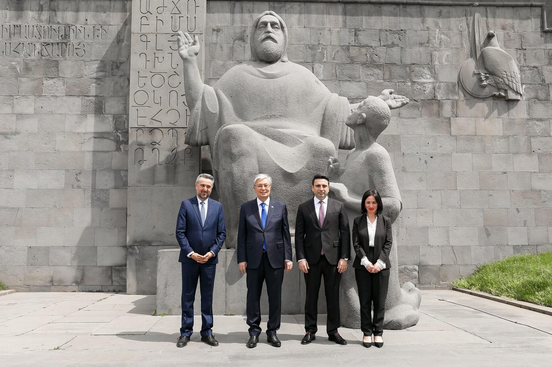 Президент Республики Казахстан Касым-Жомарт Токаев, прибывший в Республику Армения с официальным визитом, посетил Матенадаран (15 апреля 2024). Еревaн - Sputnik Армения, 1920, 15.04.2024