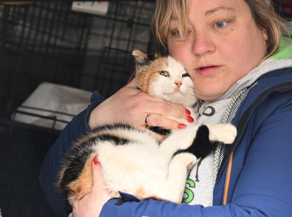 Женщина держит кошку в приюте в Оренбурге - Sputnik Армения