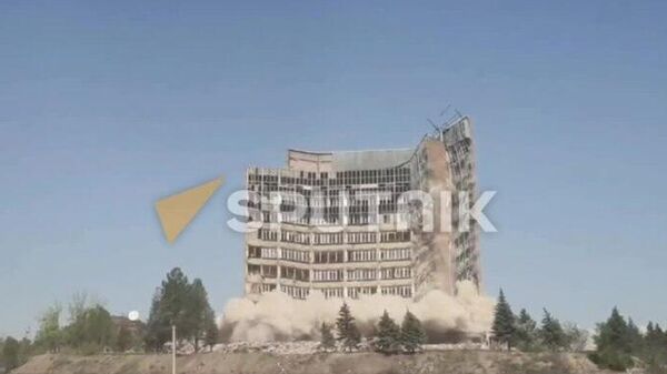 В Ереване взорвали бывшее здание Минобороны - Sputnik Армения