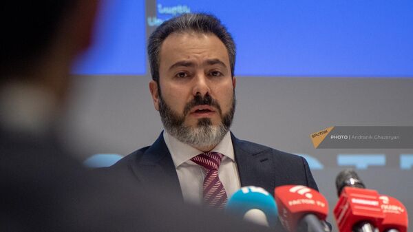 Адвокат Тигран Егорян во время пресс-конференции по делу экс-министра экономики Вагана Керобяна (17 апреля 2024). Еревaн - Sputnik Армения