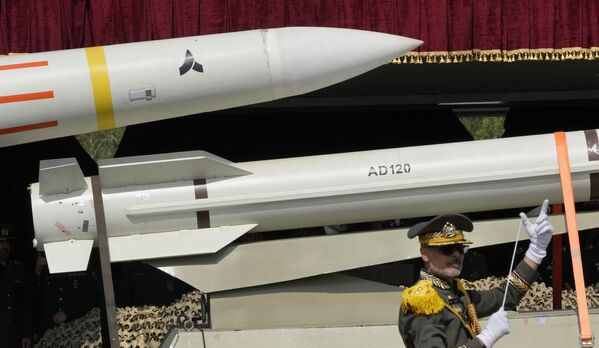 Ракеты на военном параде, приуроченном ко Дню армии Ирана  - Sputnik Армения