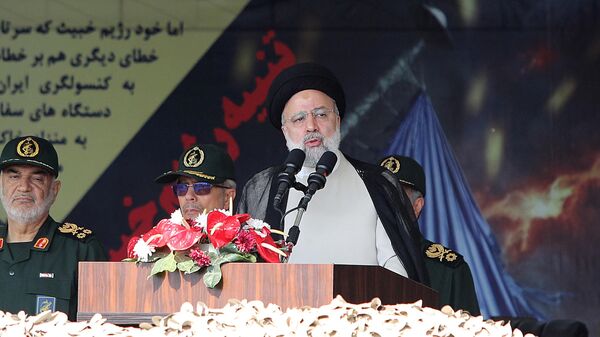 Президент Ирана Эбрагим Раиси на военном параде, посвященной ежегодному Дню армии, в Тегеране, Иран - Sputnik Армения