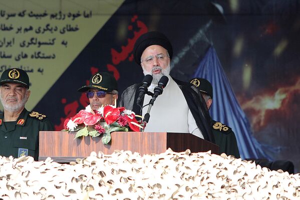Президент Ирана Эбрахим Раиси на военном параде в Тегеране - Sputnik Армения