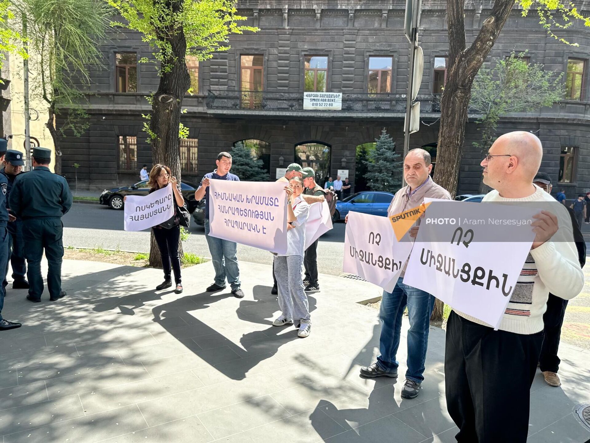 Акция протеста против условий демаркации в Тавуше (18 апреля 2024). Еревaн - Sputnik Армения, 1920, 18.04.2024