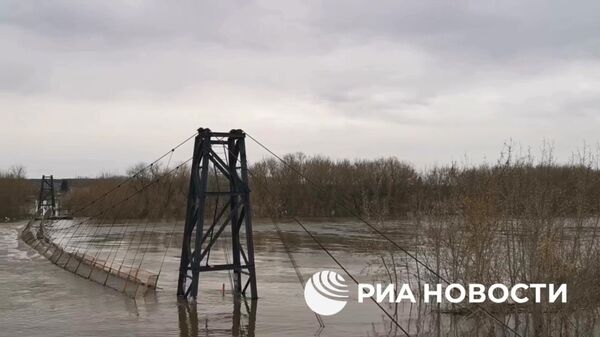 В микрорайоне Вороновка в Кургане под воду ушел подвесной мост - Sputnik Армения