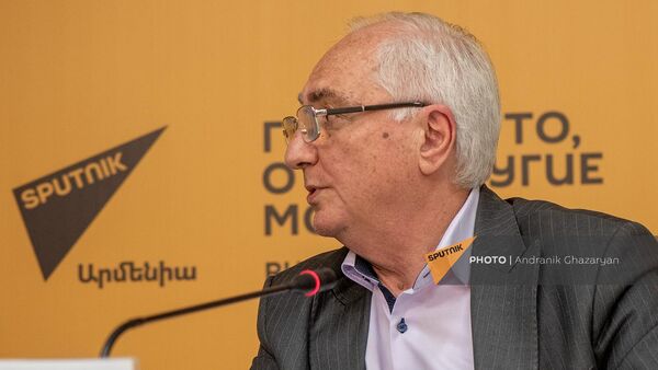 Координатор движения Вместе, лидер Демократической партии Армении Арам Саркисян на пресс-конференции (18 апреля 2024). Еревaн - Sputnik Армения