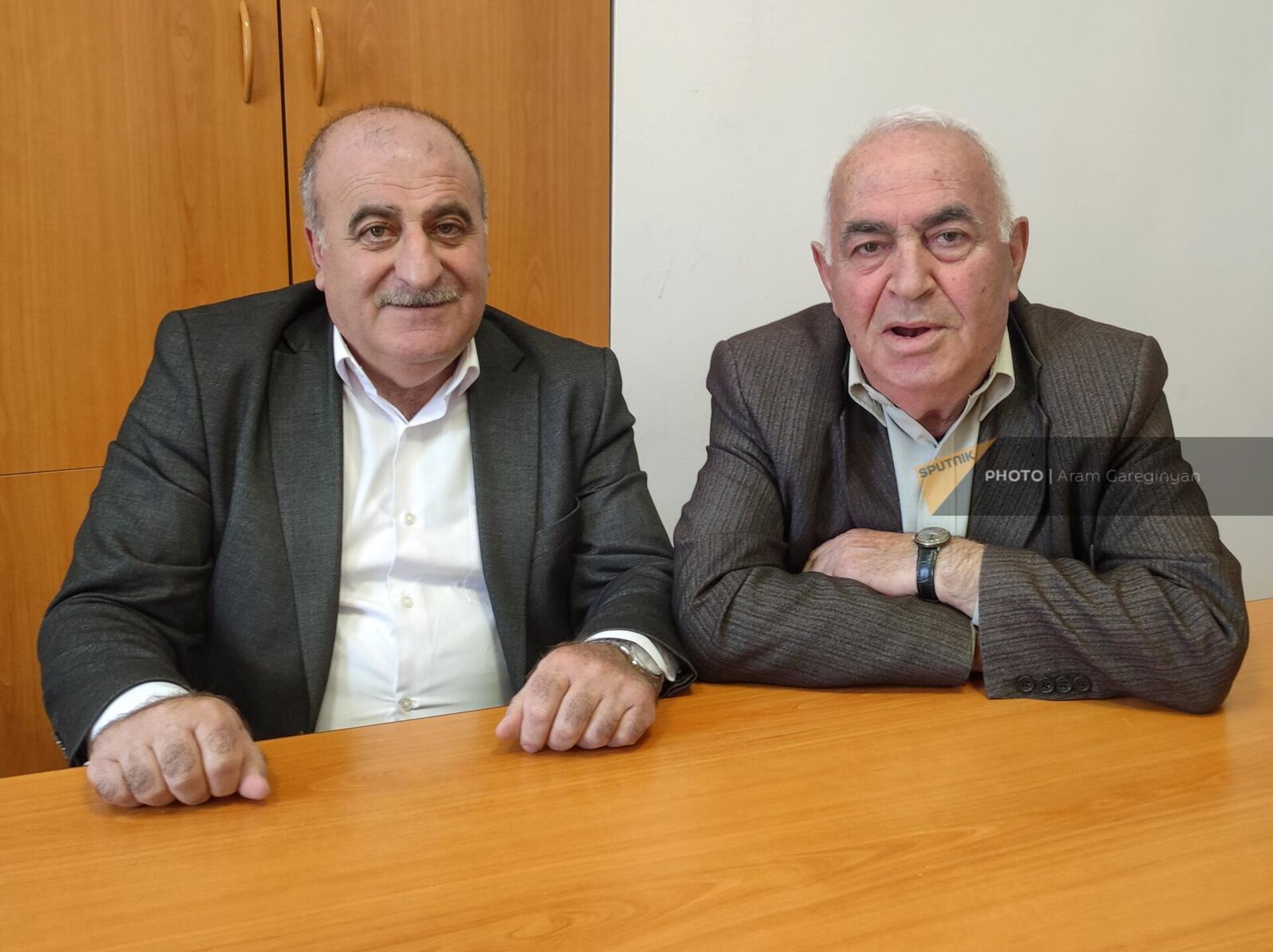 Преподаватели Национального Университета архитектуры и строительства Армении Валерик Арутюнян (слева) и Каро Мосикян - Sputnik Արմենիա, 1920, 20.04.2024