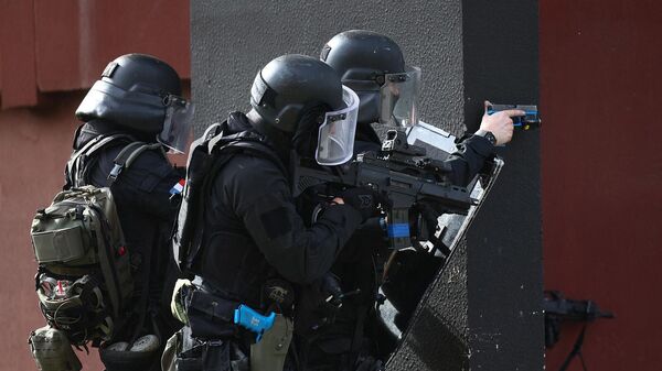 Члены элитного подразделения Национальной полиции Франции во время тренировочных учений, имитирующих массовое убийство (21 марта 2024). Дравейль - Sputnik Армения