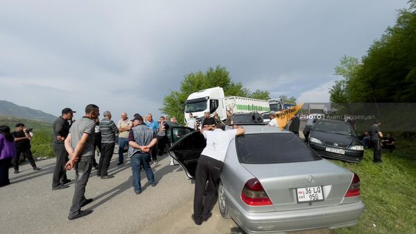 Жители сел Киранц, Баганис и Воскепар перекрыли дорогу в знак протеста против решения о сдаче Азербайджану территорий в рамках делимитации (20 апреля 2024). Тавуш - Sputnik Արմենիա