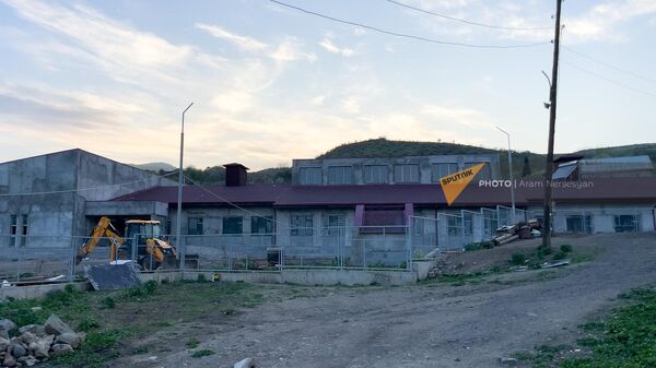 Недавно построенная школа в селе Киранц, в 50 метрах от которой, согласно опубликованной карте, проходит граница с Азербайджаном  - Sputnik Армения
