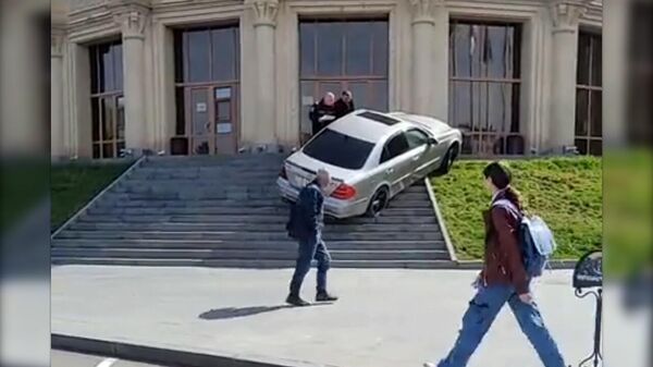 В Гюмри мужчина попытался заехать в мэрию на автомобиле прямо по лестницам - Sputnik Армения