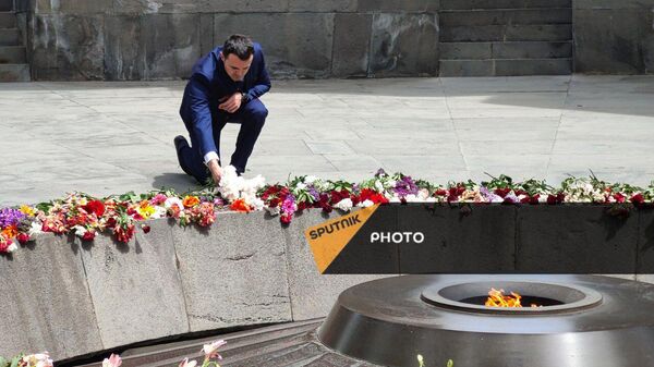 Տիեզերագնաց Հարություն Կիվիրյանը հարգանքի տուրք է մատուցել Եղեռնի զոհերի հիշատակին - Sputnik Արմենիա