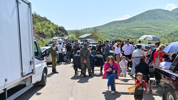 Жители приграничных сел Тавушской области на второй день блокировки дороги Киранц-Воскепар (22 апреля 2024). Тавуш - Sputnik Армения