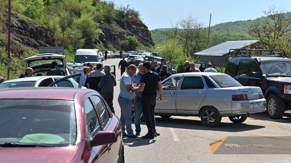 Жители приграничных сел Тавушской области на второй день блокировки дороги Киранц-Воскепар (22 апреля 2024). Тавуш - Sputnik Армения