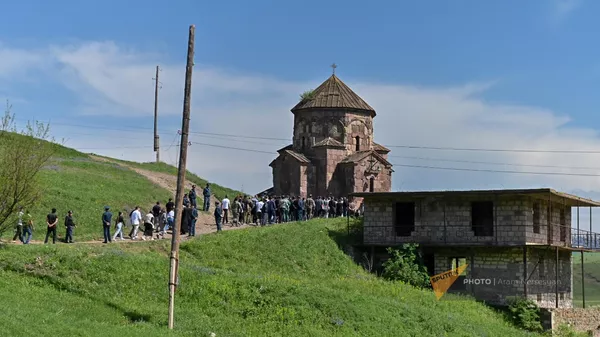 Жители Тавуша и епископ Баграт Галстян подходят к приграничной церкви Сурб Аствацацин (22 апреля 2024). Воскепар - Sputnik Армения