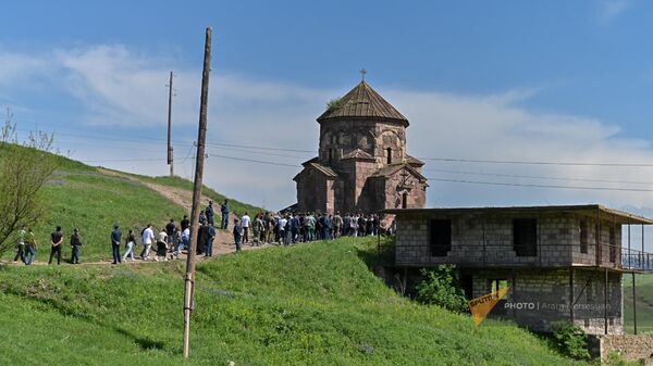 Жители Тавуша и епископ Баграт Галстян подходят к приграничной церкви Сурб Аствацацин (22 апреля 2024). Воскепар - Sputnik Армения