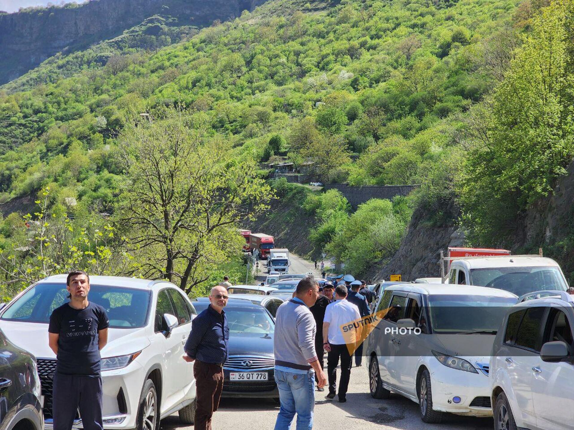 Активисты инициативы Айакве блокировали движение на участке дороги в Одзун (22 апреля 2024). Лори - Sputnik Армения, 1920, 22.04.2024
