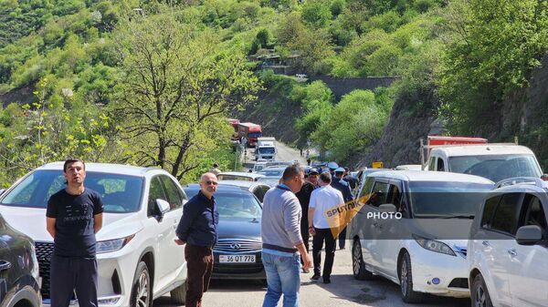 Активисты инициативы Айакве блокировали движение на участке дороги в Одзун (22 апреля 2024). Лори - Sputnik Արմենիա