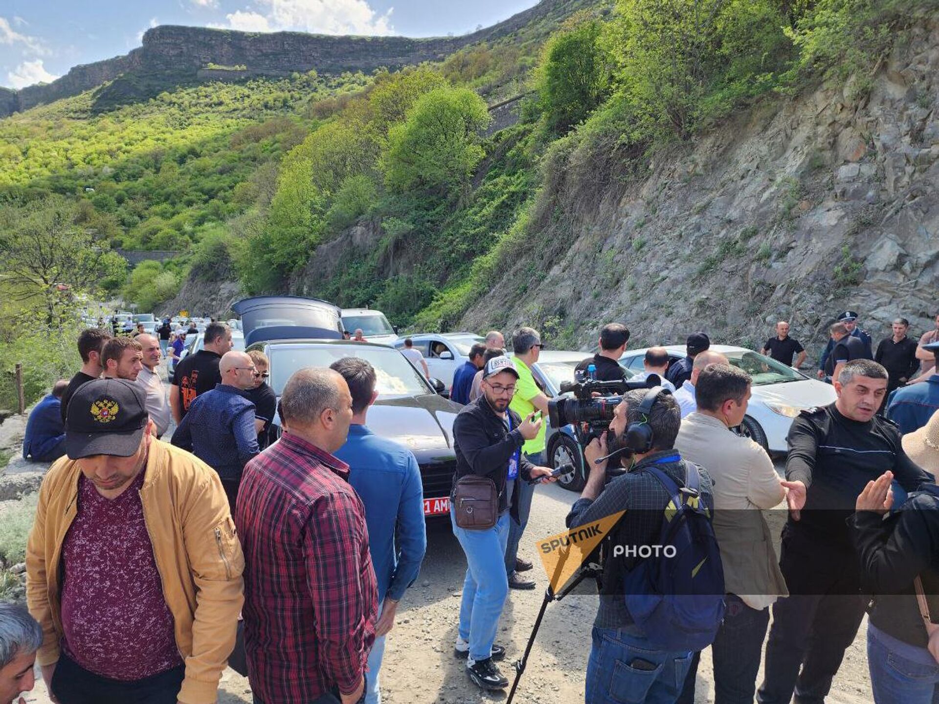 Активисты инициативы Айакве блокировали движение на участке дороги в Одзун (22 апреля 2024). Лори - Sputnik Армения, 1920, 22.04.2024