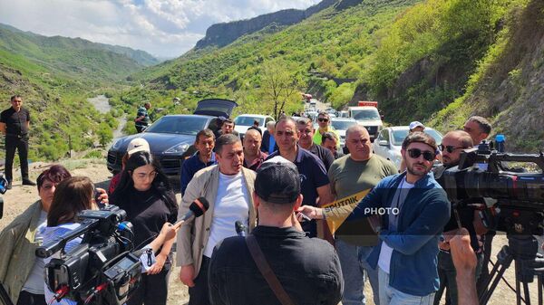 Активисты инициативы Айакве блокировали движение на участке дороги в Одзун (22 апреля 2024). Лори - Sputnik Армения