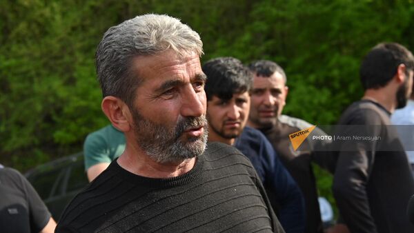 Староста села Киранц Камо Шагинян на акции протеста против решения о сдаче Азербайджану территорий в рамках делимитации (22 апреля 2024). Тавуш - Sputnik Армения