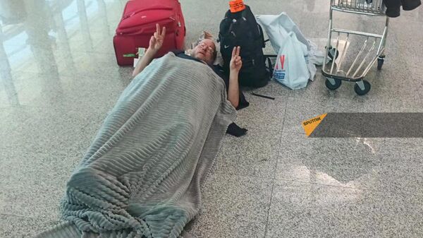 Журналист Лео Николян проводит голодовку в аэропорту Звартноц по причине запрета на въезд в Армению (22 апреля 2024). Ереван - Sputnik Армения