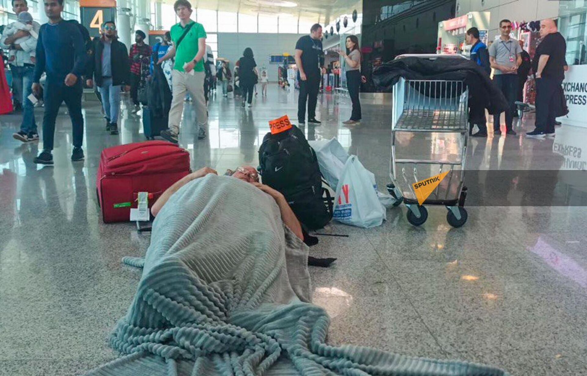 Журналист Лео Николян проводит голодовку в аэропорту Звартноц по причине запрета на въезд в Армению (22 апреля 2024). Ереван - Sputnik Արմենիա, 1920, 23.04.2024