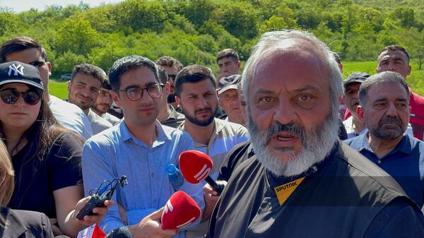Епископ Баграт Галстанян на акции протеста против решения о сдаче Азербайджану территорий в рамках делимитации (22 апреля 2024). Тавуш - Sputnik Армения