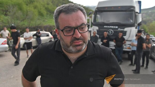 Депутат Гарник Даниелян на перекрытой тавушцами дороге (23 апреля 2024). Киранц - Sputnik Армения