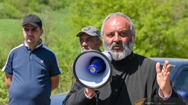 Епископ Баграт Галстанян обращается к жителям, заблокировавшим движение участка дороги Киранц-Воскепар (23 апреля 2024). Тавуш  - Sputnik Армения