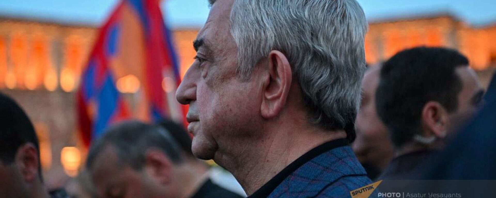 Серж Саргсян среди участников факельного шествия на площади Республики (23 апреля 2024). Еревaн - Sputnik Армения, 1920, 24.04.2024