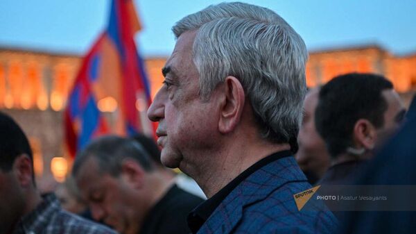 Серж Саргсян среди участников факельного шествия на площади Республики (23 апреля 2024). Еревaн - Sputnik Армения