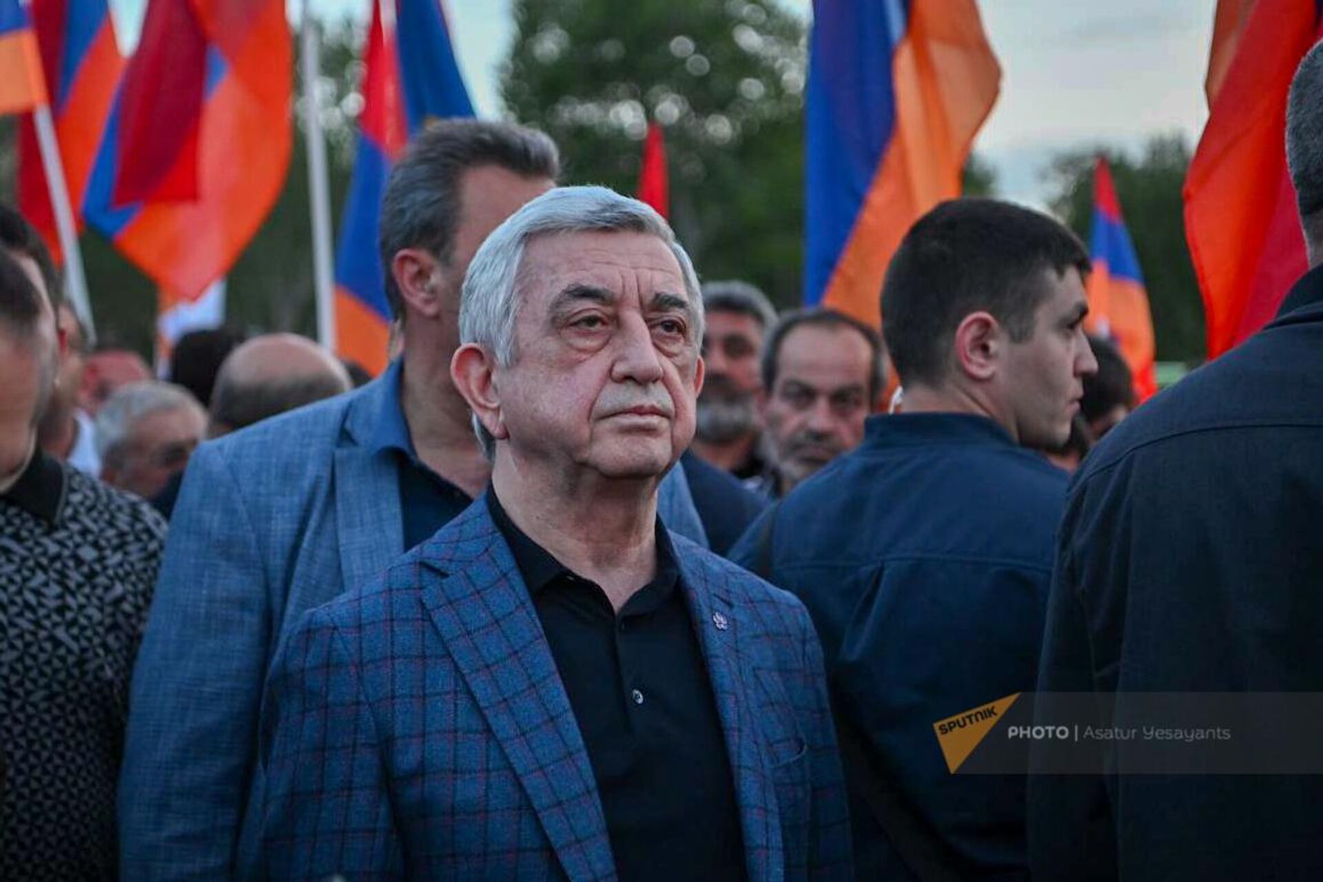 Серж Саргсян среди участников факельного шествия на площади Республики (23 апреля 2024). Еревaн - Sputnik Армения, 1920, 23.04.2024
