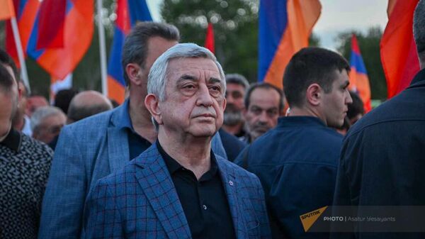 Серж Саргсян среди участников факельного шествия на площади Республики (23 апреля 2024). Еревaн - Sputnik Армения