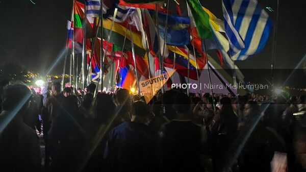 Участники факельного шествия с флагами стран признавших Геноцид в мемориальном комплексе Цицернакаберд (23 апреля 2024). Еревaн - Sputnik Армения