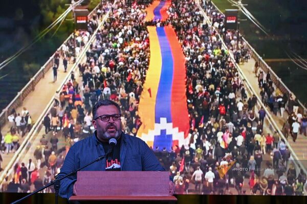 Депутат от фракции Армения Гарник Даниелян выступает с речью на площади Республики перед началом традиционного факельного шествия (23 апреля 2024). Еревaн - Sputnik Армения