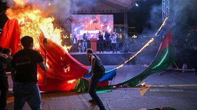 Участники факельного шествия сжигают флаги Турции и Азербайджана на площади Республики перед началом традиционного шествия (23 апреля 2024). Еревaн